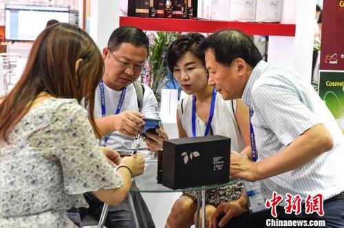 中國僑網(wǎng)第三屆僑交會正在深圳舉行,,吸引來自27個國家和地區(qū)的615家參展商參展 陳驥旻 攝