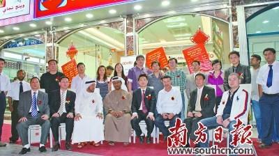 中國(guó)僑網(wǎng)阿聯(lián)酋廣東商會(huì)會(huì)長(zhǎng)張欽偉在充分市場(chǎng)調(diào)研的基礎(chǔ)上,開辦了阿聯(lián)酋中國(guó)批發(fā)城,、阿聯(lián)酋手機(jī)批發(fā)城、地球村燈展城等,。圖為阿聯(lián)酋手機(jī)批發(fā)城開業(yè)現(xiàn)場(chǎng),。受訪者供圖