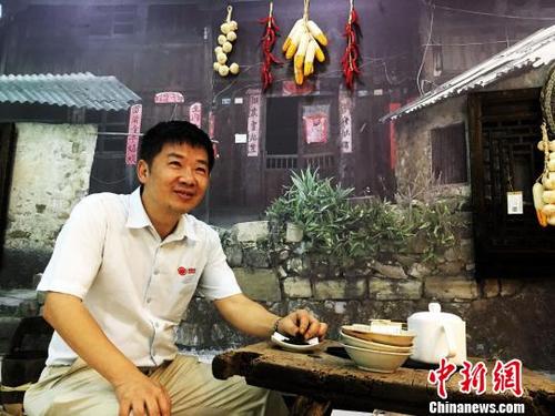 中國僑網(wǎng)廣州奇碼董事長兼CEO黃亞欣為留學(xué)美國和加拿大的海歸人士,。 楊云 攝