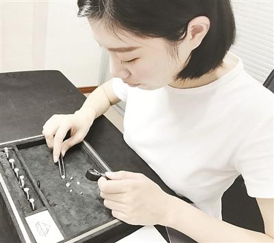 中國(guó)僑網(wǎng)工作中的珠寶設(shè)計(jì)師,。 (金晶 攝)