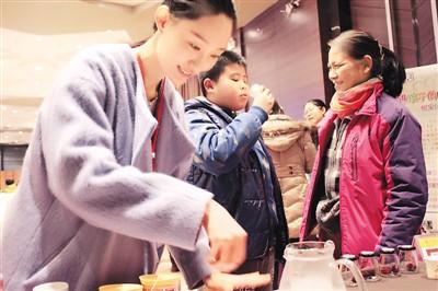中國僑網(wǎng)為了擴大宣傳,,劉雅斐常常帶著自己的產(chǎn)品出席一些推廣活動。圖為劉雅斐(左一)為客戶示范滋補食品的制作方法,。