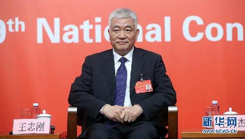 中國僑網(wǎng)10月20日19:00,,十九大新聞中心舉辦集體采訪活動,,主題為“實施創(chuàng)新驅(qū)動發(fā)展戰(zhàn)略”。圖為科技部黨組書記,、副部長王志剛,。新華網(wǎng) 郝廣鵬 攝