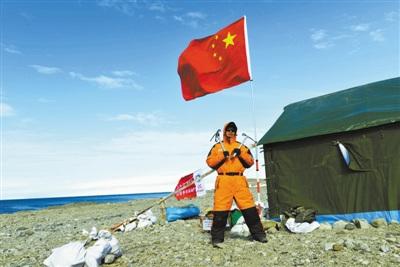中國僑網(wǎng)恩科斯堡島上,,科考隊員正在工作,。 張翼 攝