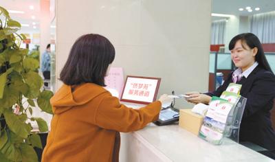 中國(guó)僑網(wǎng)紅谷灘行政服務(wù)中心設(shè)立“‘僑夢(mèng)苑’服務(wù)通道”,為華人華僑在公司注冊(cè),、企業(yè)年檢及其他證照辦理業(yè)務(wù)方面提供一站式咨詢及服務(wù),。(汪風(fēng)清 攝)