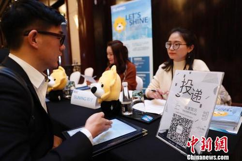 中國僑網(wǎng)2017年留美金融商科人才招聘會(huì)吸引知名企業(yè)前來招聘?!埡鄠ァz