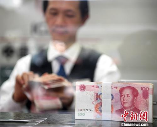 中國僑網(wǎng)資料圖:圖為廣西南寧一銀行工作人員清點貨幣。(中新社記者 俞靖 攝)