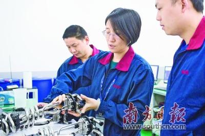 中國僑網(wǎng)胡靜博士在正揚(yáng)的技術(shù)中心內(nèi)指導(dǎo)技術(shù)人員。南方日報(bào)記者 孫俊杰 攝