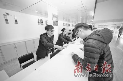 中國(guó)僑網(wǎng)深圳海關(guān)聚焦企業(yè)“痛點(diǎn)”,,全力壓縮通關(guān)時(shí)間,。文/圖:張光巖