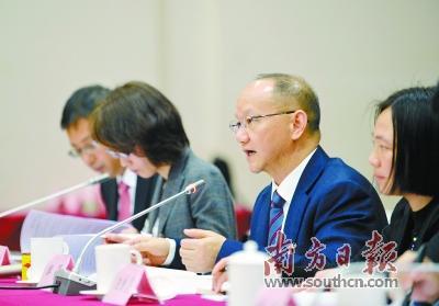中國僑網(wǎng)25日下午,,深圳代表團(tuán)審議省政府工作報(bào)告,,人大代表積極建言獻(xiàn)策。南方日報(bào)記者 肖雄 王輝 王良玨 攝