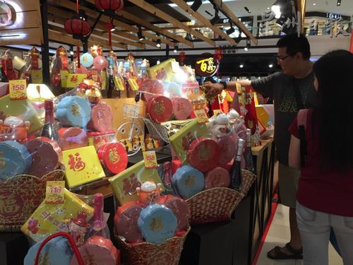 中國僑網(wǎng)傳統(tǒng)商家認為,,即便網(wǎng)購趨勢越來越盛行,但到店內(nèi)親自體驗購物樂的辦年貨習俗將繼續(xù)保留,。(馬來西亞《星洲日報》)