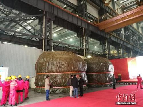中國僑網(wǎng)1月28日,,由中國制造的4座核壓力設(shè)備——不銹鋼蒸汽冷凝罐(簡稱“VST”)在張家港裝船,,啟程運往位于法國的國際熱核聚變實驗堆(ITER)工地,。 鐘升 攝