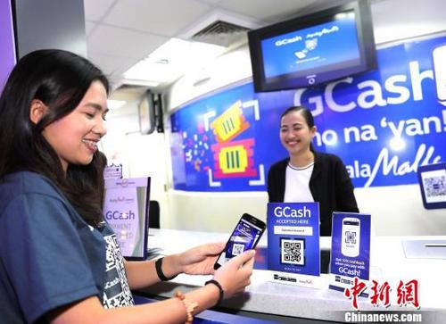 中國僑網(wǎng)資料圖:圖為菲律賓版支付寶GCash接入線下掃碼付,,菲律賓客戶在商場體驗。供圖