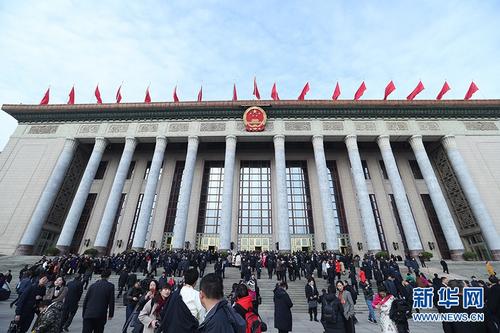 中國(guó)僑網(wǎng)3月5日,,第十三屆全國(guó)人民代表大會(huì)第一次會(huì)議在北京人民大會(huì)堂開(kāi)幕,圖為人民大會(huì)堂外景,。 新華網(wǎng)/中國(guó)政府網(wǎng) 翟子赫 攝
