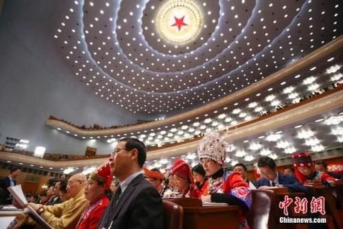 中國(guó)僑網(wǎng)3月5日,十三屆全國(guó)人大一次會(huì)議在北京人民大會(huì)堂開幕,。 中新社記者 劉震 攝