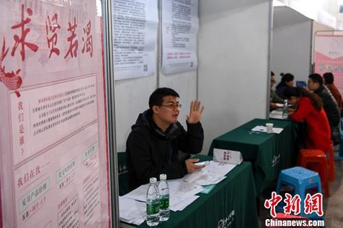 中國僑網(wǎng)3月9日,,一企業(yè)的招聘人員揮手招攬求職者。當日,,在長沙人才市場舉行的春季招聘會上,,眾多企業(yè)開出了高年薪及優(yōu)厚的福利來吸引人才,。中新社記者 楊華峰 攝
