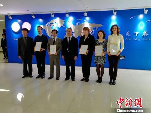 中國僑網(wǎng) 山東省外國專家局29日為來自白俄羅斯,、日本等國家的5名高端人才,,頒發(fā)了該省首批《外國高端人才確認(rèn)函》,?!O婷婷 攝