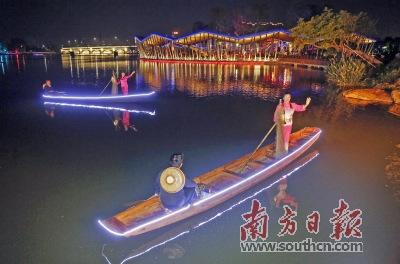 中國僑網“人才之夜”文化沙龍上,,身穿傳統(tǒng)服飾的“水上人家”在演唱咸水歌。
