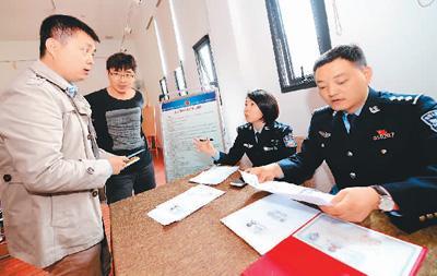 中國(guó)僑網(wǎng)3月29日,西安市公安局高新分局高新路派出所戶籍民警在戶籍新政宣傳活動(dòng)上現(xiàn)場(chǎng)受理落戶需求,。 新華社記者 李一博攝