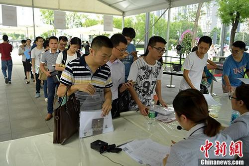 中國僑網(wǎng)資料圖:四川成都天府新區(qū)政務服務中心外準備申請落戶的大學畢業(yè)生排起長隊。 中新社記者 劉忠俊 攝
