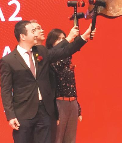 中國僑網(wǎng)圖為新派公寓的創(chuàng)始人及首席執(zhí)行官王戈宏在深交所敲鐘,新派公寓掛牌上市,。(圖片為王戈宏本人提供)