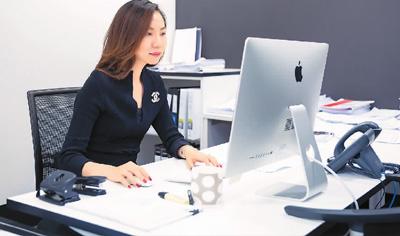 中國僑網(wǎng)圖為林彤工作照,。
