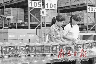 中國僑網(wǎng)中山現(xiàn)有1000多家跨境電商企業(yè),業(yè)務規(guī)模超10億元。圖為跨境電商物流倉儲,。南方日報記者 王云 攝