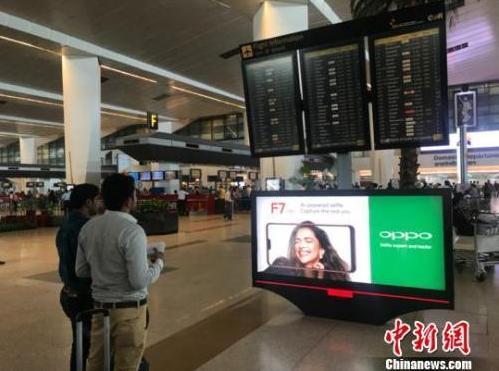 中國僑網(wǎng)資料圖:在新德里“手機城”的各種中國手機品牌,?!≈袊侣劸W(wǎng) 蔡敏婕 攝