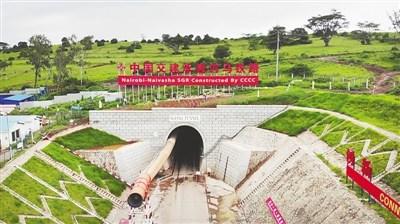 中國僑網(wǎng)正在施工的肯尼亞內(nèi)馬鐵路恩貢山隧道,。 本報記者 呂強 攝