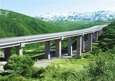 中國僑網(wǎng)圖為建成后的阿爾及利亞東西高速公路,。 王秉良 譚 漪攝