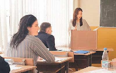 中國僑網(wǎng)田一傲雪在國外求學多年后,選擇回國就業(yè)。她認為,,雖然自己已習慣了國外的生活,但國內讓她更有歸屬感和親切感,。圖為6月14日,她正在進行碩士論文答辯。(人民日報海外版)