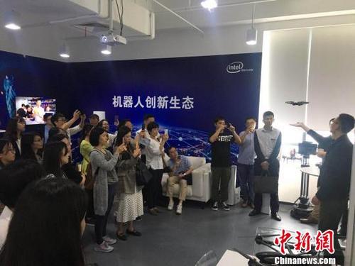 中國僑網(wǎng)參加“張江園區(qū)科技之旅”的海外高層次人才走進(jìn)英特爾。 供圖。
