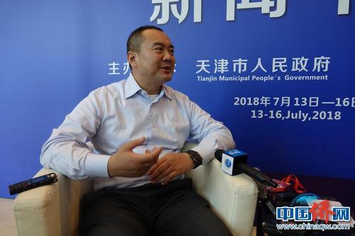 中國僑網(wǎng)北京金恒豐科技有限公司董事長、美國華人企業(yè)家聯(lián)合會會長施乾平討論“中國制造”,。 周欣嬡 攝