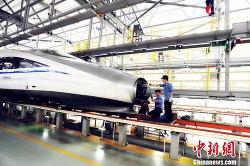 中國(guó)僑網(wǎng)“動(dòng)車(chē)醫(yī)生”對(duì)車(chē)頭進(jìn)行檢修,?!≈鼙z