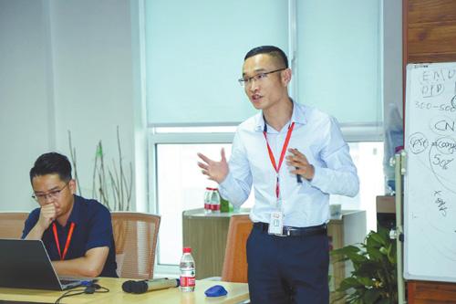 中國(guó)僑網(wǎng)9月12日,,元朝輝在西安絲綢之路電子商務(wù)有限公司培訓(xùn)會(huì)上講解公司業(yè)務(wù),。 本報(bào)記者 李念攝