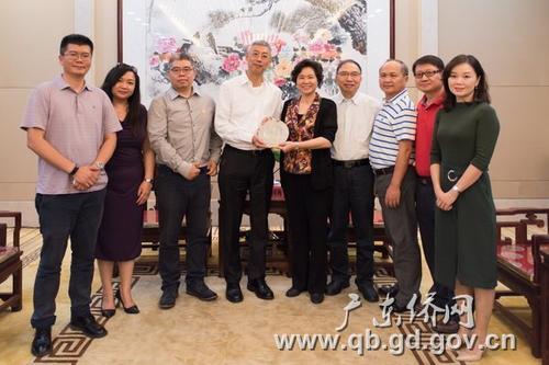 中國僑網(wǎng)資料圖:廣東僑辦主任龐國梅(右五)向魯展雨會長(左四)致送紀(jì)念品,。