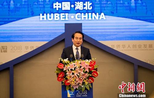 中國(guó)僑網(wǎng)11月22日,,以“萬(wàn)僑創(chuàng)新,,發(fā)展共享”為主題的第十八屆華僑華人創(chuàng)業(yè)發(fā)展洽談會(huì)在武漢開(kāi)幕,來(lái)自全球71個(gè)國(guó)家和地區(qū)的1300余名海外華僑華人及2000余名國(guó)內(nèi)代表參會(huì),。圖為中央統(tǒng)戰(zhàn)部副部長(zhǎng)譚天星出席開(kāi)幕式并講話,。中新社記者 張暢 攝