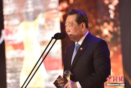 中國僑網(wǎng)1月4日,,由中國新聞社主辦的“2018‘僑鑫杯’全球華僑華人年度評(píng)選”頒獎(jiǎng)典禮在北京舉行,,“改革開放40周年特別致敬人物獎(jiǎng)”在現(xiàn)場(chǎng)揭曉,。圖為正大集團(tuán)資深董事長、中國僑商投資企業(yè)協(xié)會(huì)會(huì)長謝國民發(fā)表演講,。中新網(wǎng)記者 翟璐 攝
