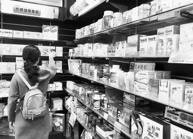 中國僑網(wǎng)境外藥妝店的各類藥品、保健品品種繁多,,但“對癥下藥”需要經(jīng)過醫(yī)生的專業(yè)判斷,。