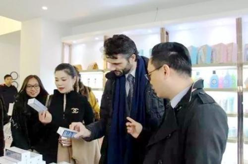 中國僑網(wǎng)蘇文義向普拉托市市長馬戴奧·畢弗尼介紹企業(yè)所經(jīng)營的意大利品牌商品,。(圖片來源:歐聯(lián)網(wǎng))