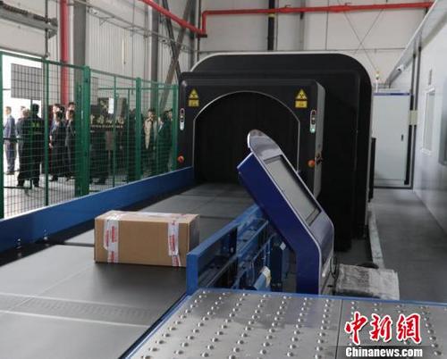 中國(guó)僑網(wǎng)空港新城完成陜西跨境電商保稅備貨首單業(yè)務(wù),?!?guó)柱 攝