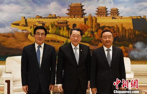 中國僑網(wǎng)4月12日,泰國僑領(lǐng)謝國民訪問甘肅,。甘肅省委書記林鐸(左一),、省長唐仁健(左三)在蘭州會見了泰國僑領(lǐng),、正大集團(tuán)資深董事長謝國民(左二)一行并合影,雙方就如何利用正大集團(tuán)全球商圈網(wǎng)絡(luò)助推甘肅扶貧進(jìn)行了合作洽談,,擬開展果蔬種植加工合作,,推動扶貧富民共識。中新社記者 楊艷敏 攝