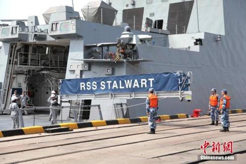 中國僑網(wǎng)4月19日上午,新加坡海軍“堅強”號護衛(wèi)艦抵達青島,。這是參加中國人民解放軍海軍成立70周年多國海軍活動到訪的第一艘外國海軍艦艇,。圖為“堅強”號護衛(wèi)艦吊放舷梯。中新社記者 李純 攝