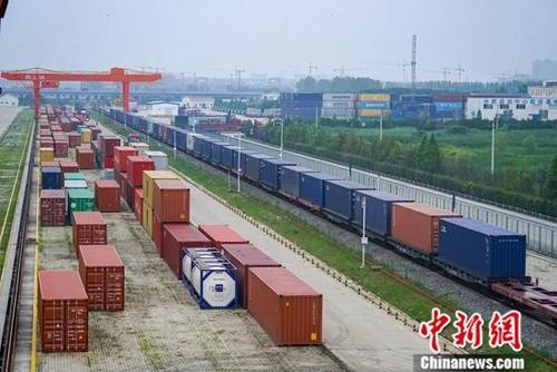 中國僑網(wǎng) 資料圖:貨運(yùn)中心整裝待發(fā)的車輛,。中新社發(fā) 呂晉 攝