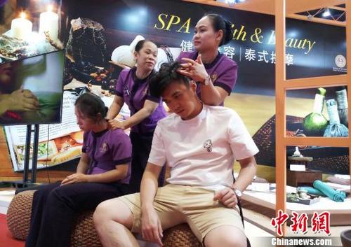 中國僑網(wǎng)圖為泰式“馬殺雞”征服中國民眾。 馮抒敏 攝 圖為泰式“馬殺雞”征服中國民眾,?!●T抒敏 攝