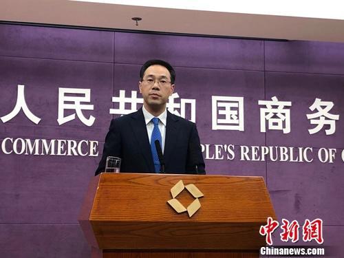 中國(guó)僑網(wǎng) 商務(wù)部新聞發(fā)言人高峰,。李曉喻 攝