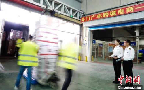 中國僑網(wǎng)海關關員正在對跨境商品進行監(jiān)管 徐海強 攝