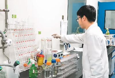 中國(guó)僑網(wǎng)在位于杭州未來科技城的一家海歸創(chuàng)業(yè)公司內(nèi),,技術(shù)人員正在做實(shí)驗(yàn)。本報(bào)記者 孫亞慧攝