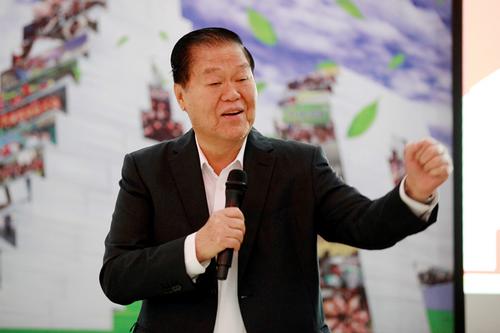 中國僑網(wǎng)金光集團董事長兼總裁黃志源先生。金光集團APP(中國)供圖