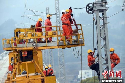 中國僑網(wǎng)3月19日,,在福建省寧德市周寧車站,中鐵電氣化局集團上海公司施工人員開展接觸網(wǎng)導線架設施工作業(yè),。樂細巾攝