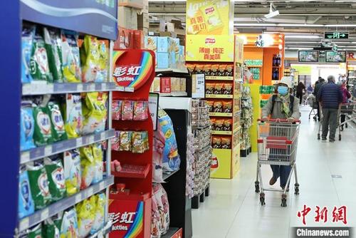 中國僑網(wǎng)4月17日,,市民在北京一超市內(nèi)購物,。中國官方17日公布,,一季度中國國內(nèi)生產(chǎn)總值(GDP)同比下降6.8%,。統(tǒng)籌疫情防控和經(jīng)濟(jì)社會發(fā)展成效顯著,,3月份主要經(jīng)濟(jì)指標(biāo)降幅明顯收窄,。中新社記者 蔣啟明 攝